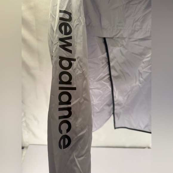 New Balance Men's Medium Black White Hooded Full Zip Rain Jacket Windbreaker - Picture 3 of 7